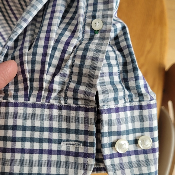 Tommy Hilfiger Men's dress shirt with spread collar. Size L/XL. 16 1/2, 34-35. - Picture 5 of 8